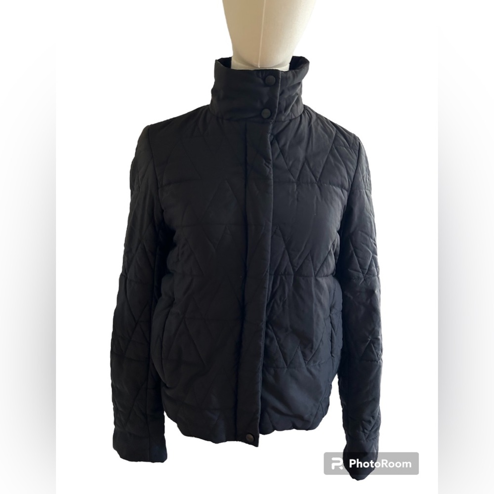 DKNY quilted ski jacket w standup collar, fleece lining, shirttail hem.